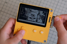 新しい携帯ゲーム機「Playdate」7月に予約開始！“ペン立て”にもなるBluetoothスピーカー付き充電ステーションも登場 画像