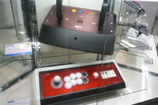 【TGS2009】4年ぶりに出展！HORIブースではアーケードスティックや周辺機器を販売 画像