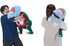 痛ってええ!けど幸せえええ~!ウオノラゴンに“エラがみ”されるBIGぬいぐるみ、予約受付開始 画像