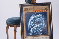 『遊戯王』 B2サイズの「ブルーアイズ」「ブラマジ」などを飾れる“専用額縁”が登場！気分はまるで、海馬瀬人？ 画像