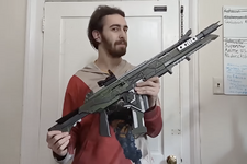 実際に“使える”『Apex Legends』武器作ってみた―「R-301カービン」のレプリカを製作・射撃する海外配信者、過去には「RE-45」やコースティックのアルティメットなども 画像