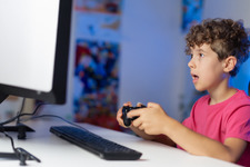 画面と向き合う時間の長さが子供の認知発達・幸福に悪影響を及ぼすという証拠は「見つからず」―オックスフォード大学ら研究、9歳から12歳の子供を対象に分析 画像