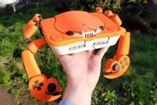 カニカニどういうことカニ！？「カニ型PS1」を作ってしまった海外ゲーマーにそんなんありカニ！と賞賛集まる 画像