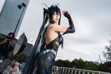 【コスプレ】背中で魅せる『NIKKE』から人気アニメ、VTuberがまざった「ニコニコ超会議2025」美女レイヤー10選【写真45枚】