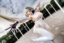 【コスプレ】『NIKKE』シンデレラの曲線美を最大限に活かす！長崎美女レイヤーの見事なポージング【写真9枚】