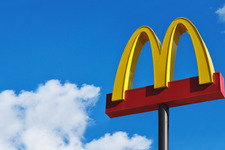 「あれ？いつもとなんかちがう？？」マクドナルドが映画「マイクラ」コラボを示唆？ハッピーセットのロゴが“四角く”表現