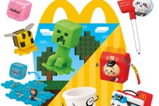 マクドナルドにて、映画「マイクラ」と「ちいかわ」のハッピーセットが期間限定で販売！ハチワレたちも歴代クルーのユニフォーム姿に