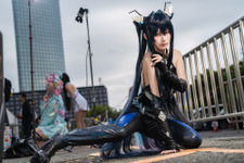 【コスプレ】背中のラインが美しすぎる！神秘的な瞳で語りかけてくる『NIKKE』リトルマーメイドがもはや本物【写真8枚】