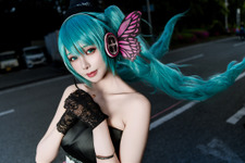【コスプレ】ツインテールとニーハイが似合いすぎ！漆黒のドレスで舞うスレンダーな「初音ミク」が美しい【写真8枚】