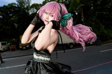 【コスプレ】背中越しの笑顔にドキッ！スラリと伸びた美脚も魅せる「巡音ルカ」の中国美女レイヤー【写真6枚】
