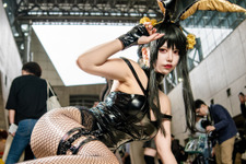 【コスプレ】「SPY×FAMILY」ヨルさんのバニーガール衣装が妖艶すぎる！網タイツからくりだす蹴りもド迫力【写真8枚】