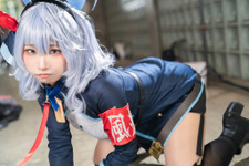 【コスプレ】メモリアルロビーの名シーンをバッチリ再現！タイトな衣装を着こなす『ブルアカ』アコが颯爽と登場【写真9枚】
