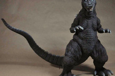 “白目”の「ゴジラ(2001)」ソフビフィギュアが再販！全高約28cm、初代を彷彿とさせるポージングで立体化