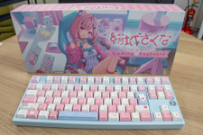 VTuber・結城さくなの推し活するならコレ！ 本人監修ゲーミングキーボード＆マウスパッドをレビュー　サイン入り背面ガラスプレートが嬉しい、ガジェットとしての使用感も◎