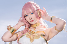 【コスプレ】雨の中佇む「巡音ルカ」が幻想的でうっとり！白ドレスをまとい見事な脚線美を見せる美女レイヤー【写真10枚】