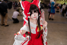 【コスプレ】お札を構え颯爽と妖怪を退治する姿が鮮やか！巫女衣装が似合う“博麗霊夢”の美女レイヤーに注目【写真6枚】