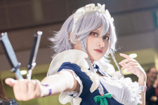 【コスプレ】編みタイツをはいた太ももに忍ばせたナイフのチラ見せ具合が絶妙！人気キャラがキレのあるポーズを披露【写真8枚】