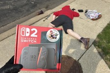 「スイッチ2安く買えたぜ！」目の前には荷物ぶちまけ倒れた人…インパクト抜群の1枚が話題に
