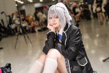 【コスプレ】「にじさんじ」樋口楓の笑顔が可愛い！スカートから伸びた美脚が際立つ抜群のスタイルにも注目【写真9枚】