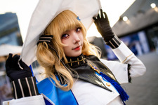 【コスプレ】新進気鋭の台湾美女が魅せる『鳴潮』フィービー！夕日に映える青いマントがエモい【写真9枚】