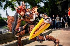 【コスプレ】『モンハン』リオレウス装備がガチすぎる！造形技術がハンパない、世界で活躍する美女レイヤー【写真7枚】