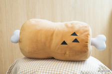 「こんがり肉」が大きなサイズのクッションに！アイルーやプーギーなど『モンハン』シリーズのマスコットがプライズ化