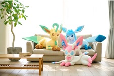 意外とデカい…！ 『ポケモン』等身大のイーブイフレンズぬいぐるみ第3弾が受付開始―今回はリーフィア、グレイシア、ニンフィアの3種類