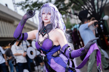【コスプレ】黒ストッキングが魅せるエレガントさとミステリアスな雰囲気がいい！『崩スタ』ブラックスワンが艶のある美しさを披露【写真9枚】