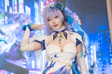 【コスプレ】白タイツにガーターベルトのチラ見せポーズが魅惑的！『鳴潮』カンタレラが艶っぽい表情で観客を魅了【写真９枚】
