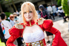 【コスプレ】『FGO』ネロの生意気な表情が可愛い！金髪に赤いドレスで、台湾の庭園に映える美貌も見応えあり【写真9枚】