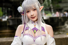 【コスプレ】「リゼロ」エミリアが美しすぎる！色白な美脚が際立つ、太ももの絶対領域も完璧【写真8枚】