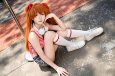 【コスプレ】「エヴァ」アスカのへそ出しショーパンが爽やか！ロンギヌスの槍を構える姿もギャップ萌え【写真8枚】