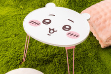 「ちいかわ」キュートな顔が天板にデザイン！インテリアにも使いやすいミニテーブルがプライズ化
