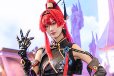 【コスプレ】『鳴潮』吟霖がスリットから美脚を覗かせるポージングを披露！クールな表情は実写化したような完成度の高さ【写真9枚】