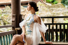 台湾美女×チャイナドレスが最強！透明感あふれる質感とスリットから覗ける美脚が妖艶【写真9枚】