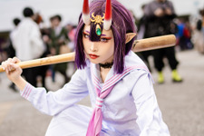 【コスプレ】メンチを切る『FGO』酒呑童子の網タイツ美脚から目が離せない！？セーラー服に木製バットとピンヒールが映える【写真8枚】