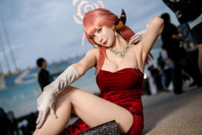 【コスプレ】脇チラと美脚にグッとくる！『ブルアカ』陸八魔アルの赤ドレス姿はシルエットがセクシーすぎた【写真8枚】