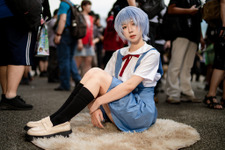 【コスプレ】「エヴァ」綾波レイの透明感あふれる美貌に目が離せない！台湾美女の制服姿が夏を感じるエモさ【写真7枚】
