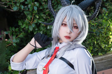 【コスプレ】白シャツにパンツルックが似合いすぎ！優雅なポーズがかっこいい『鳴潮』ザンニーの美女レイヤー【写真10枚】