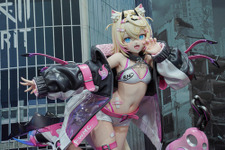 ホロライブ・フワモコやゲーマーズ等身大フィギュアの可愛さが無限大！「ミクxガンダムW」コラボなど「ワンフェス」を電脳アイドルが彩る【WF2025夏】