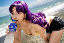 【コスプレ】「エヴァ」ミサトさんの大人の女性の魅力を詰め込みました！「ここに注目」する海辺の美スタイル【写真13枚】
