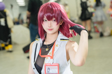 【コスプレ】社長服の宝鐘マリン船長が艶っぽい！ノースリーブシャツにスリットがセクシーなタイトスカート姿でドキドキが止まらない【写真8枚】