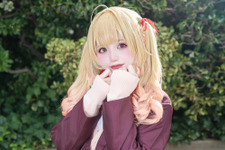 【コスプレ】キラキラの瞳に甘えた表情が可愛い！ミニスカ制服×ニーハイで魅せる振り向き姿もキュートな「星川サラ」に注目【写真9枚】