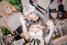 【コスプレ】香港美女の『NIKKE』シンデレラの透明感マシマシ衣装に目が釘つけ！美脚が際立つ白ドレスが眩しい【写真8枚】