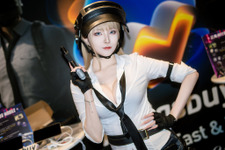 【コスプレ】ショーパン×ニーハイの『PUBG MOBILE』ガンナーがあまりに美しすぎる！銃を構えたスレンダー美女に注目【写真8枚】
