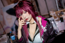 【コスプレ】『崩壊：スターレイル』カフカのセクシーな眼差しがたまらない！黒ストッキングに映える美脚を見よ【写真8枚】