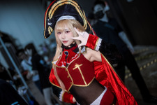 【コスプレ】「着せ恋」×「宝鐘マリン」コラボの海夢が絶対領域を展開！へそ出し×ニーハイがグッとくる美スタイルに釘つけ【写真7枚】