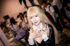 【コスプレ】「着せ恋」喜多川海夢のバニーガールがキュート！エナメル×編みタイツでスラリとした美脚が光る【写真7枚】