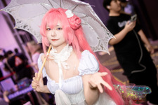 【コスプレ】純白の夏衣装が麗しい！『NIKKE』ドロシーの美脚を存分に魅せる香港の美女レイヤー【写真8枚】
