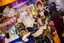 【コスプレ】へそ出し衣装が似合う！香港で見つけた美女コンパニオンの小悪魔姿が妖艶すぎた【写真6枚】